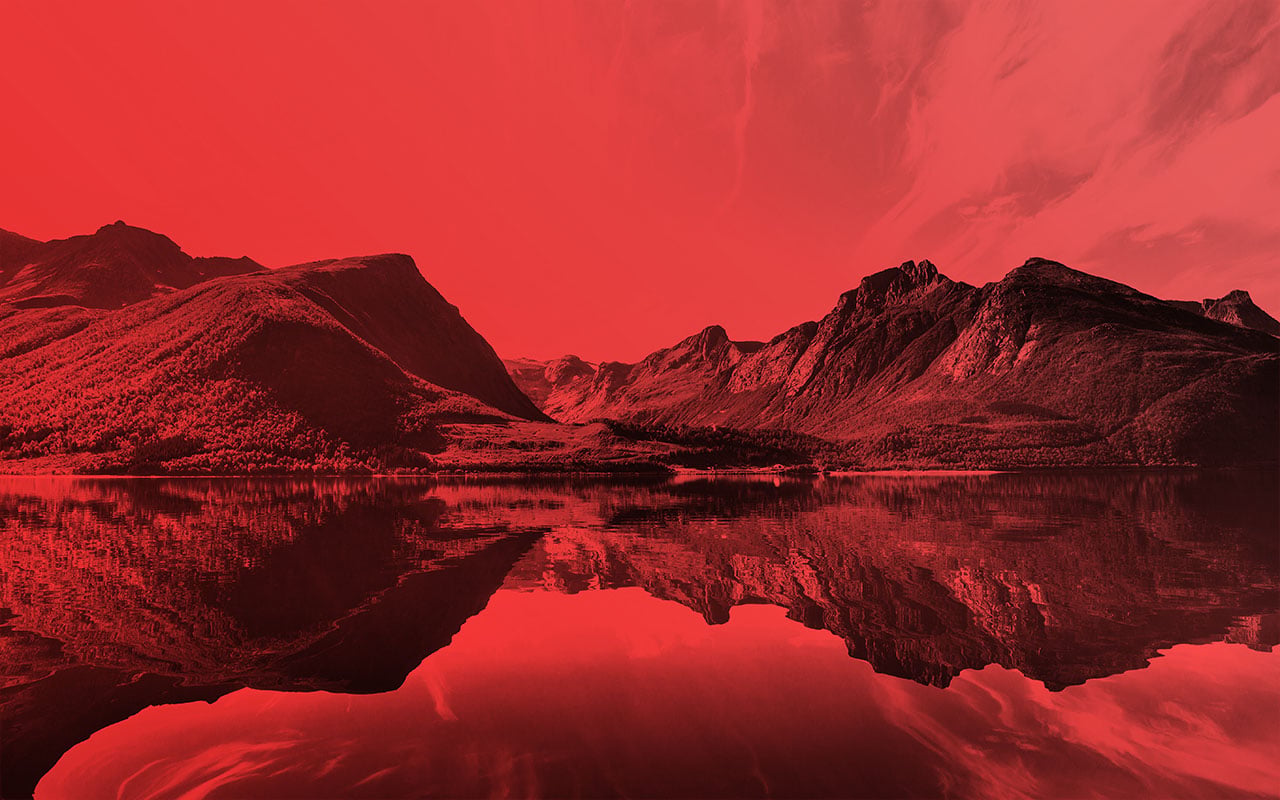 Fjord og fjell farget i rødt