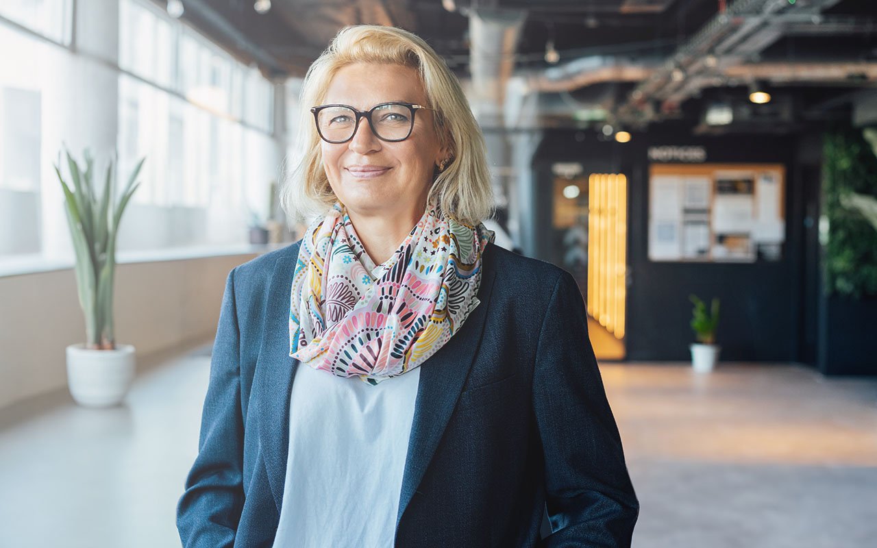 Forretningskvinne i fokus i et åpnet kontorlokale. Foto. 