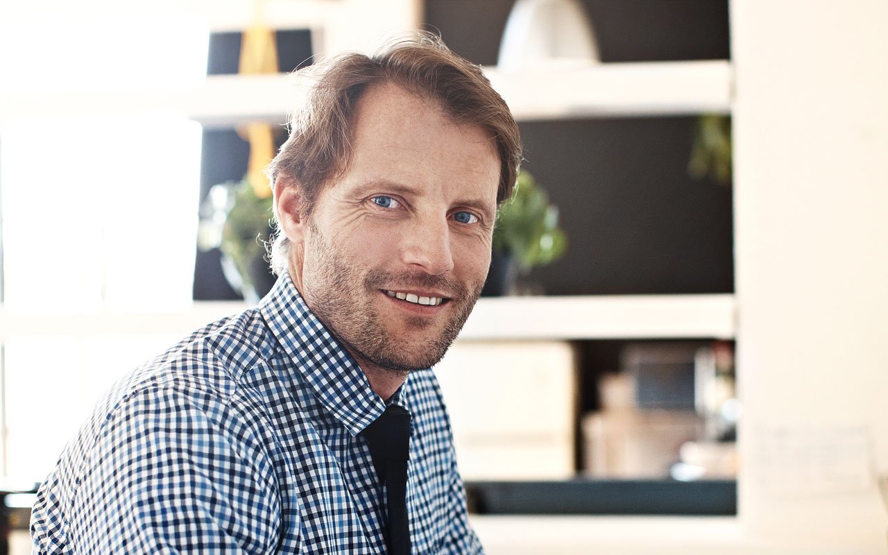 Foto av en mann som smiler til kamera. 