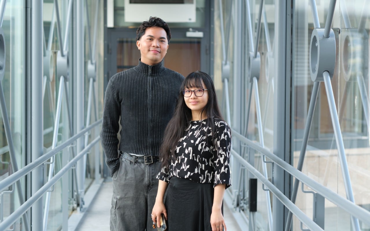 – Flere av våre medstudenter ble overrasket over at vi skulle til Regnskap Norge. De skulle bare visst hvor bra vi har det her, sier Felix og Cora. Foto: Regnskap Norge