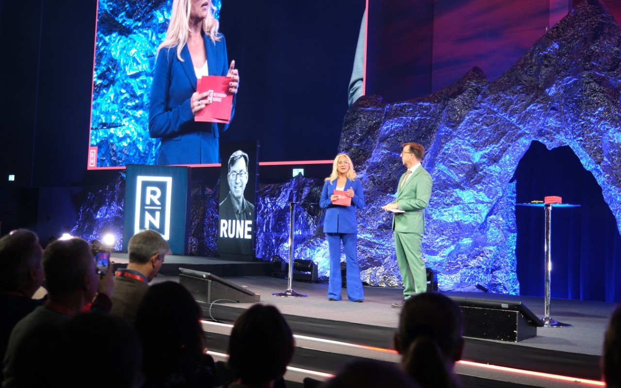 Konferansier Cathrine Fossum og sjefen i Regnskap Norge, Rune Aale-Hansen, åpnet ballet med humor og selvironi! Foto: Regnskap Norge