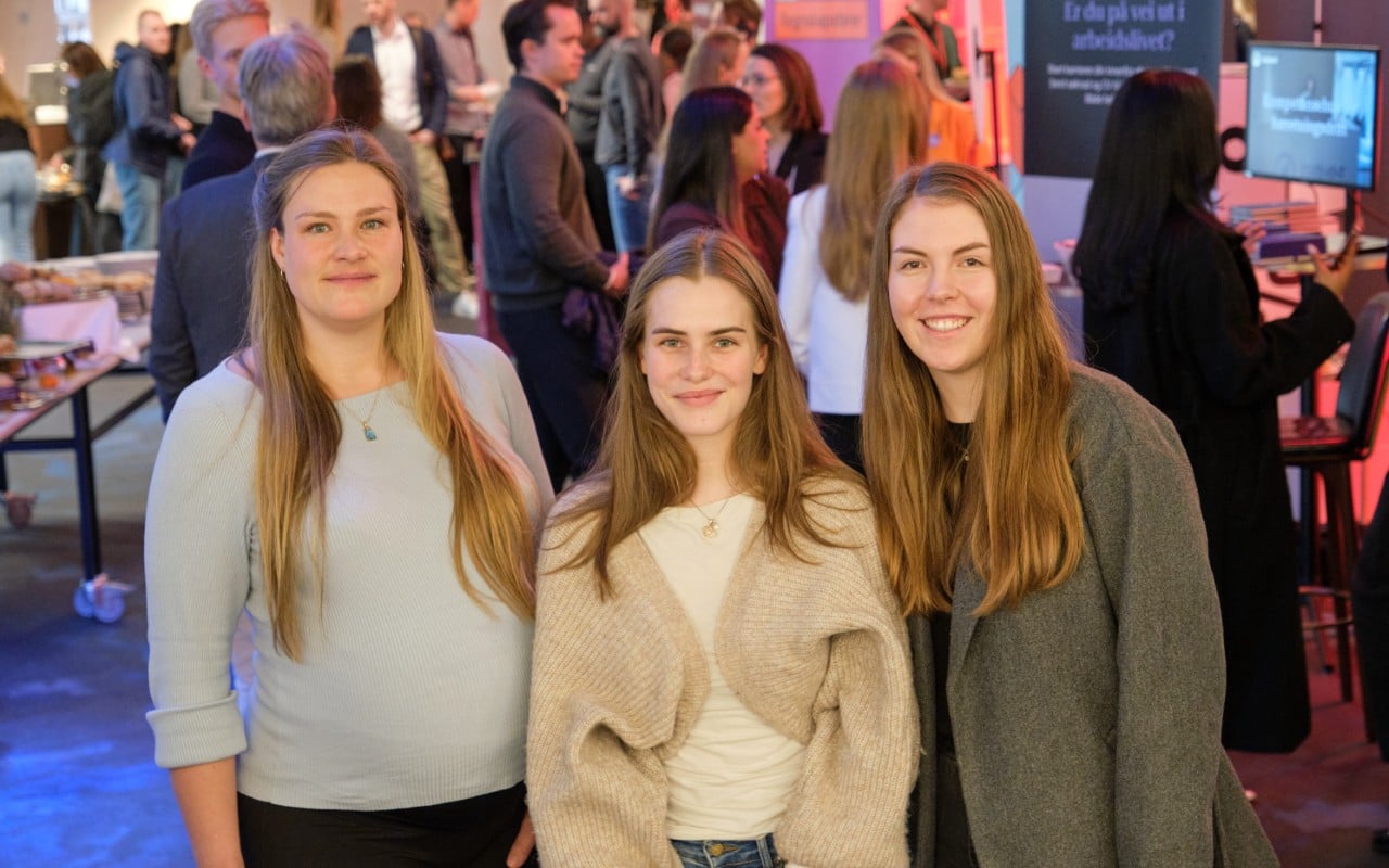 RETT YRKE: – Vi gleder oss stort til å jobbe i en bransje der vi får jobb med én gang, forteller Emma Hedlund (t.v.), Sarah Smith Lunde og Siv Bakken Hansen. Foto: Regnskap Norge