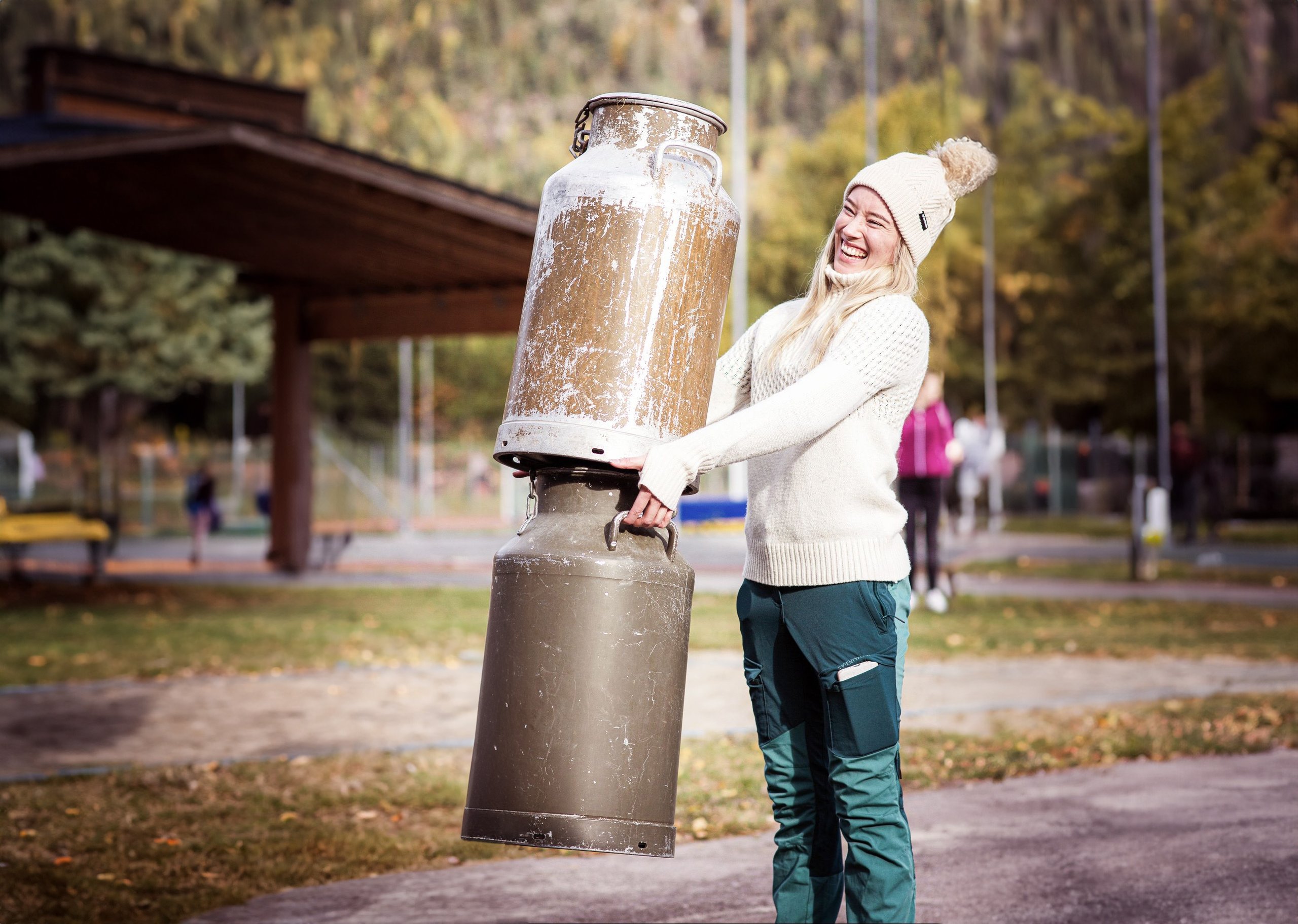 – Jeg er klar for å bli bonde og drive med regnskap, sier en blid og fornøyd Maria Iversen Stordahl. Foto: NBU Media 