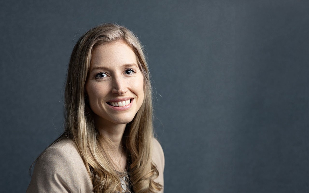 Regnskapsbransjen er i stadig endring og henter folk med ulik bakgrunn fra ulike næringer, sier Katrine Lovise Skjerpan i SpareBank1 Regnskapshuset Nord-Norge AS. Foto: Pia Bråthen