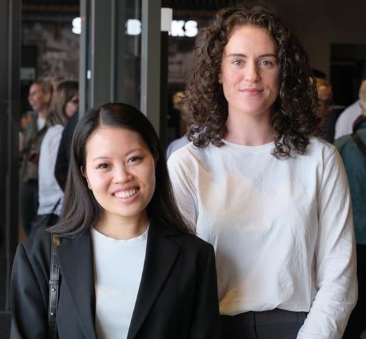 – Digitalt forum gir oss tips og inspirasjon til å tenke utenfor A4-boksen, forteller Elise Mørkeseth (t.h.) og Linh Lan Nguyen. Foto: Regnskap Norge