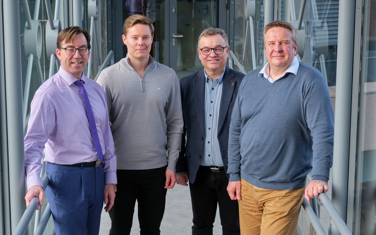 Rune Aale-Hansen (t.v.) tok imot Jesse Kujala (ved siden av) og Kimmo Martikainen (t.h.) fra Rantalainen sammen med Hans Christian Ellefsen. Foto: Regnskap Norge
