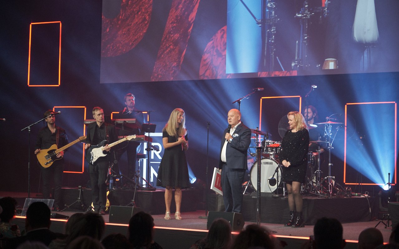 En rørt Nils Røed fikk i kveld tildelt årets hederstegn av styreleder Ingebjørg Harto (t.v.) i Regnskap Norge.  Foto: Regnskap Norge   