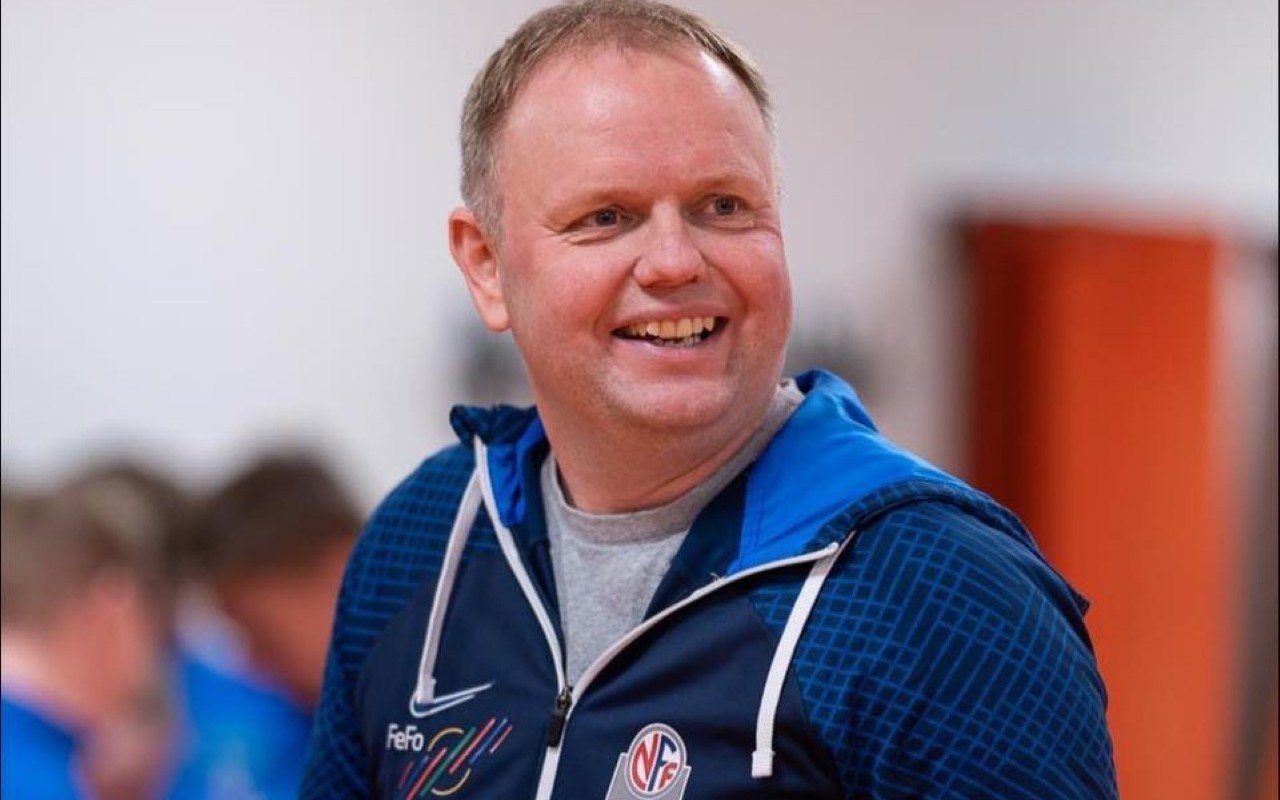 Humor og visdom står i fokus når Roger Finjord inntar podiet på Overskudd i september. Foto: Privat