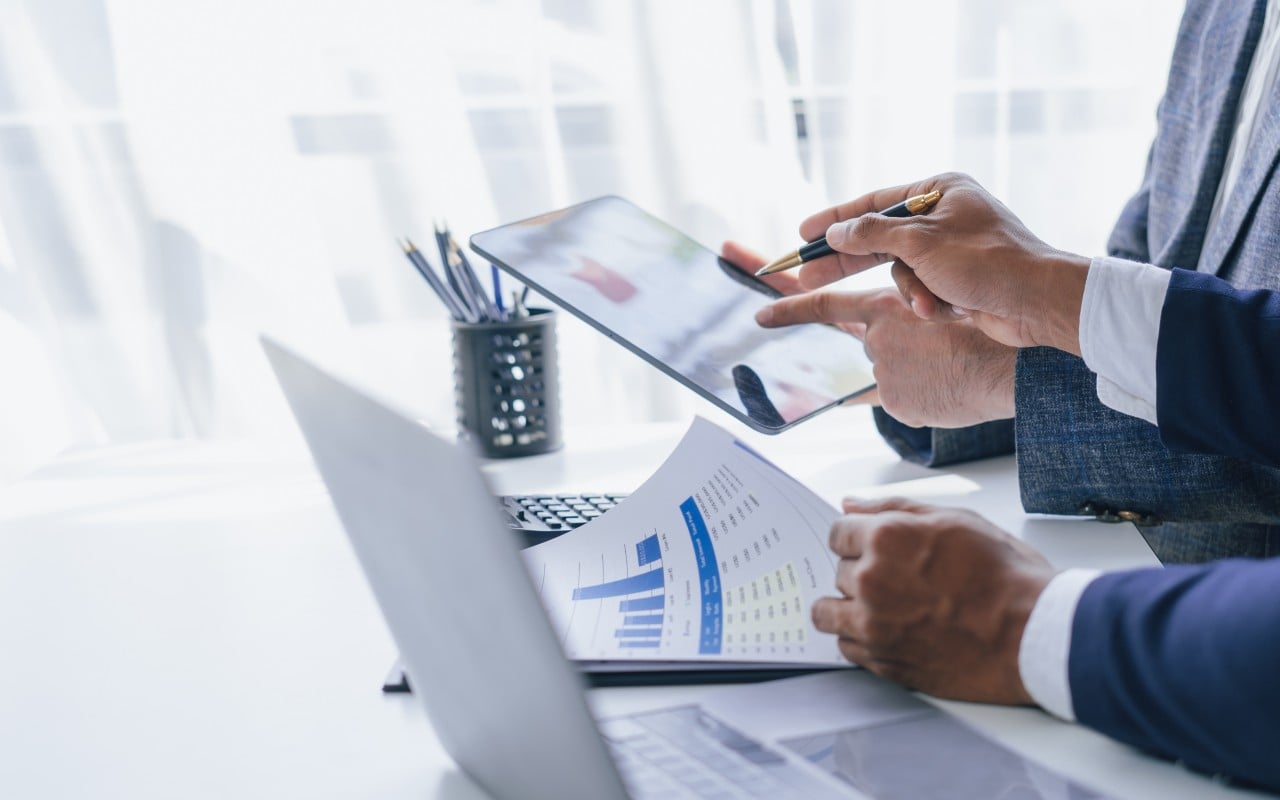 Prosjektregnskap kan kontrolleres av ekstern statsautorisert regnskapsfører dersom bedriften som søker tilskudd ikke har revisor. Foto: AdobeStock