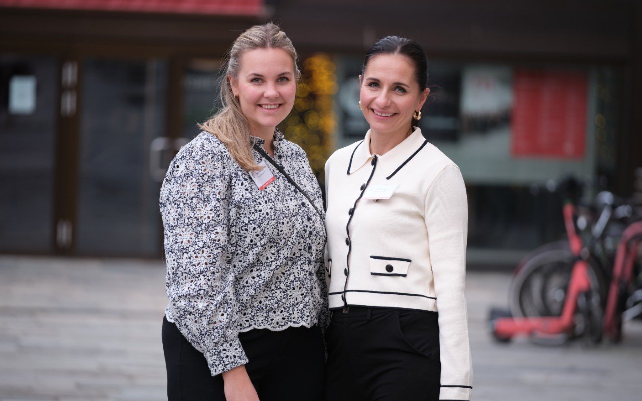 Kollegene Oda Krog (t.v.) og Kristine Garder Lysaker i Wepe regnskap drar nytte av å være med på Digitalt forum! Foto: Regnskap Norge
