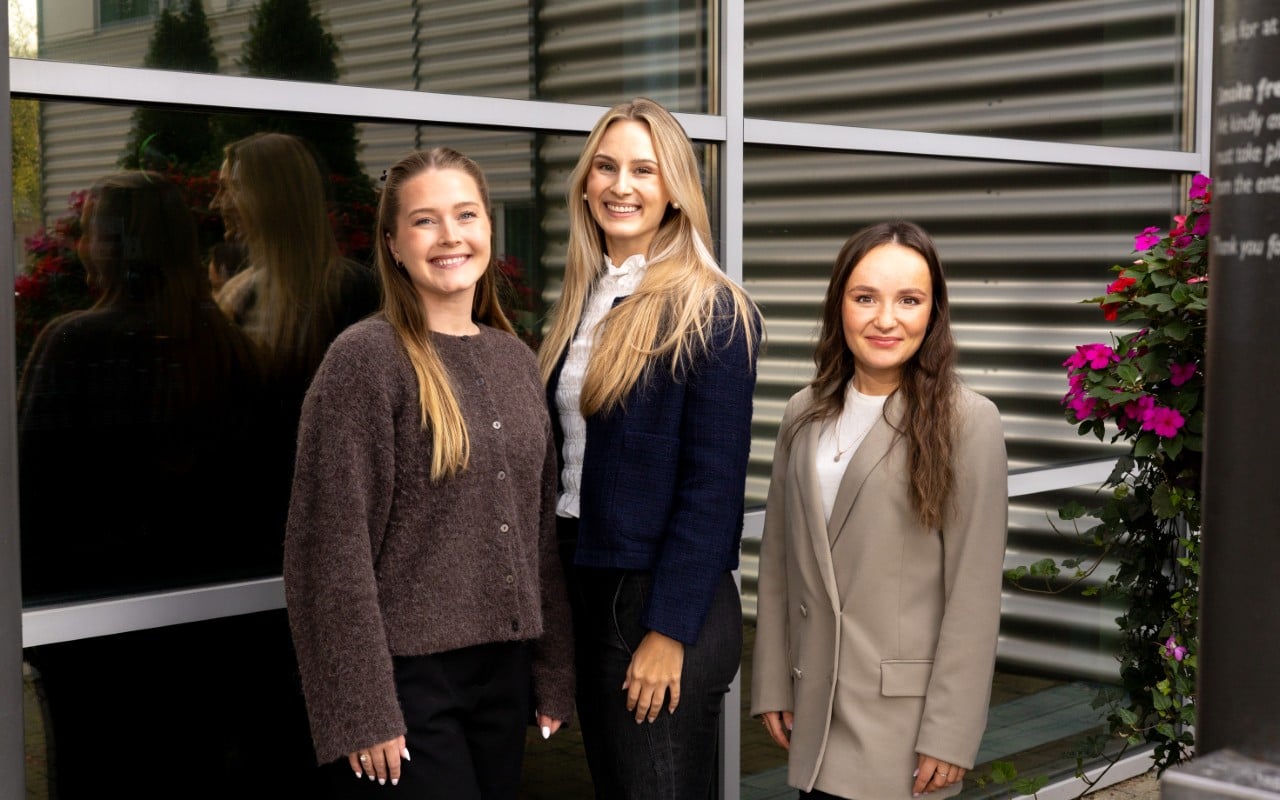 – Vi debuterer på U35 og angrer ikke på at vi ble med, sier Kaja (t.v.), Trine Victoria og Alexandra. Foto: Vilma Taubo
