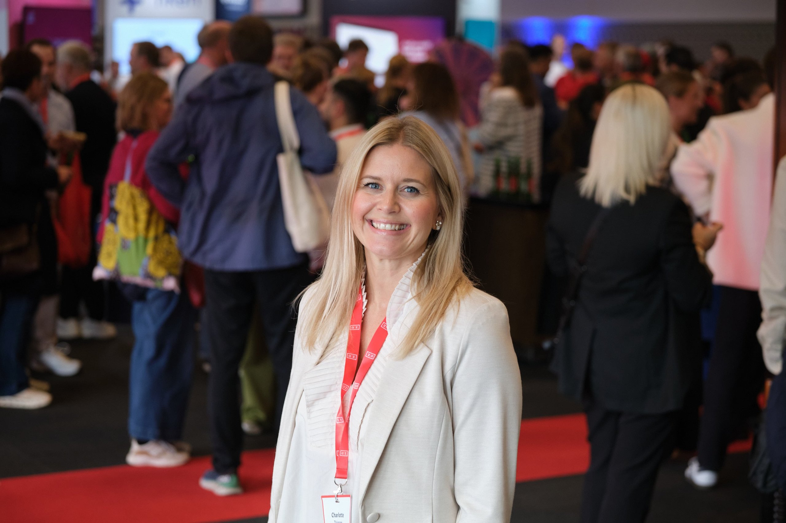 – Det er folk du kanskje har sett og snakket med digitalt, men her blir du bedre kjent, sier Charlotte Thjømøe. Foto: Regnskap Norge