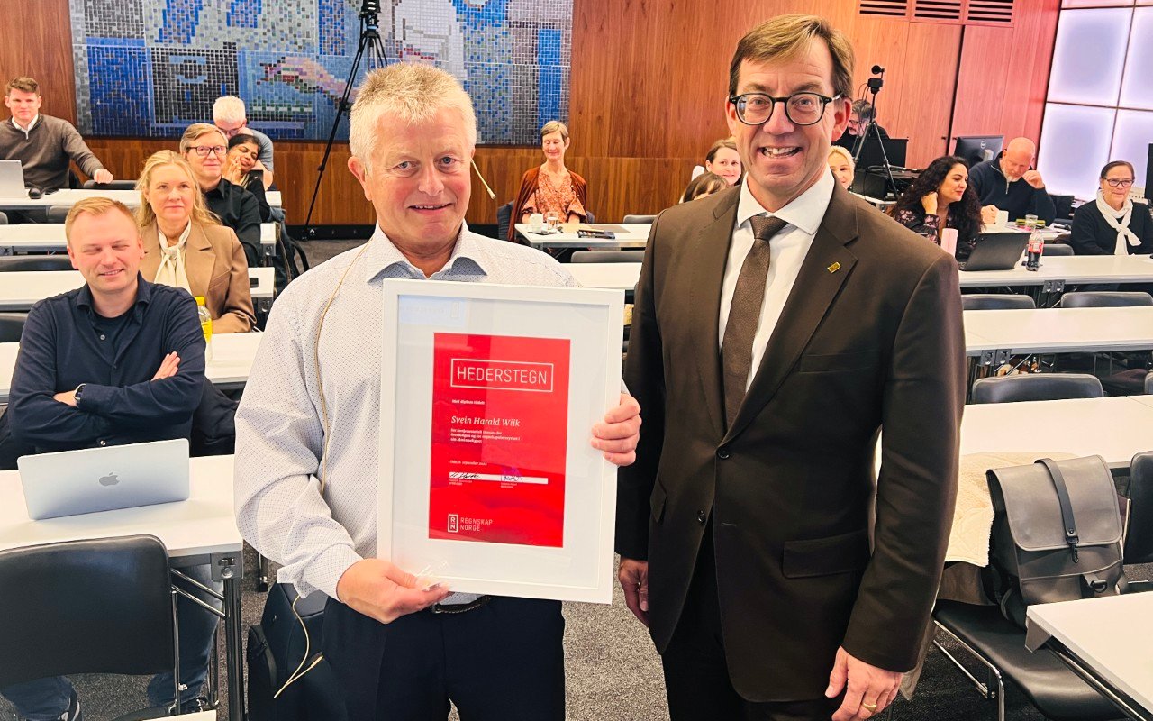 Svein Harald Wiik (t.v.) fikk i dag hederstegnet til Regnskap Norge av Rune Aale-Hansen, administrerende direktør. Foto: Regnskap Norge