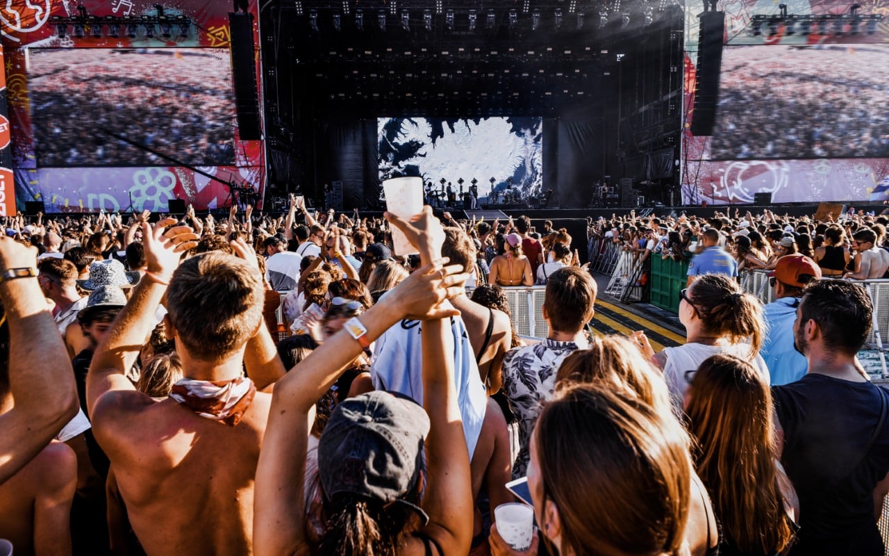 Dersom festivalbånd i hovedsak benyttes i arbeidssammenheng, taler dette mot skatteplikt. AdobeStock