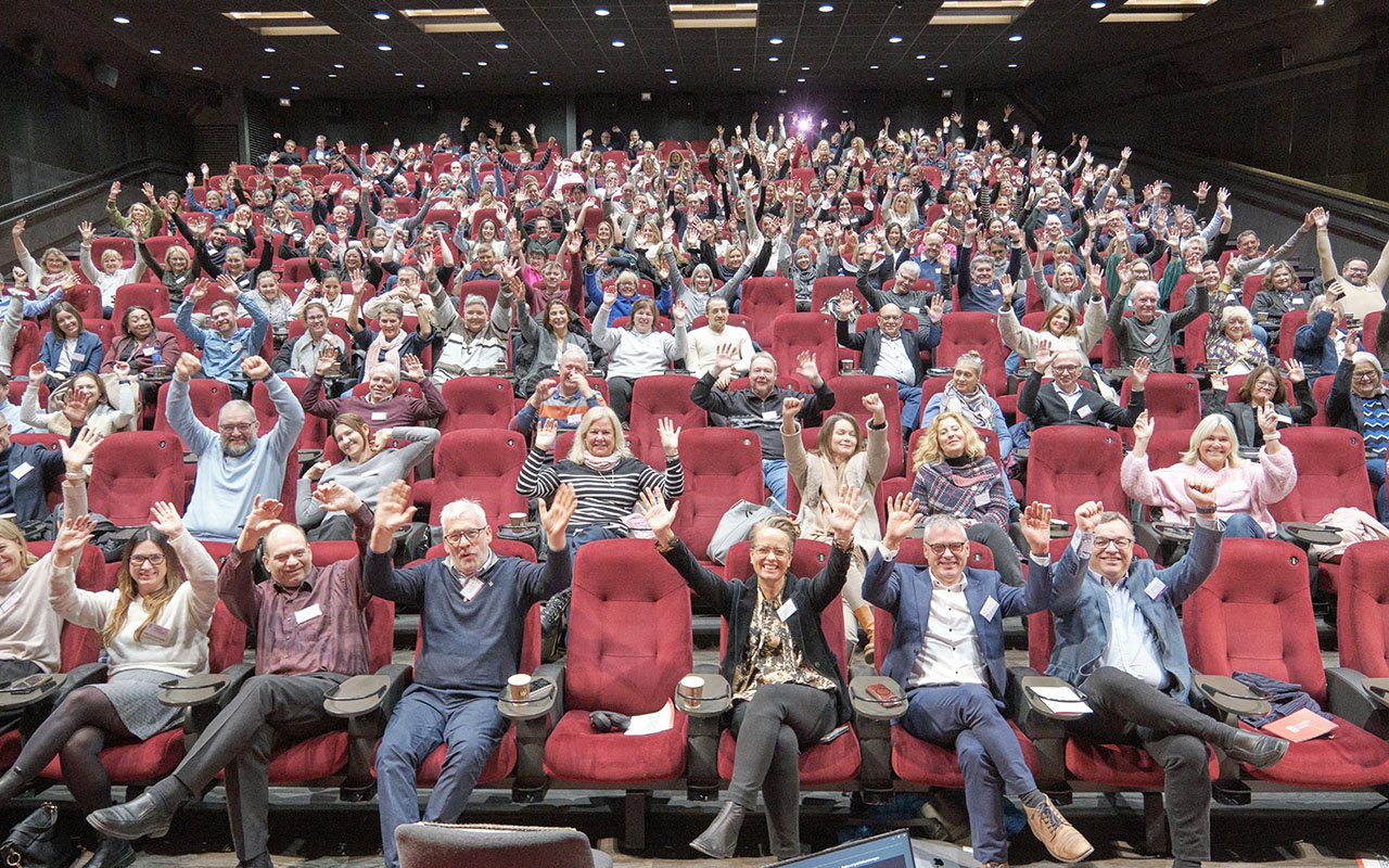 Uten popcorn, men med vått og tørt servert i alle pauser, tok forsamlingen vinterens utgave av Digitalt forum med stormende jubel. Foto: Regnskap Norge