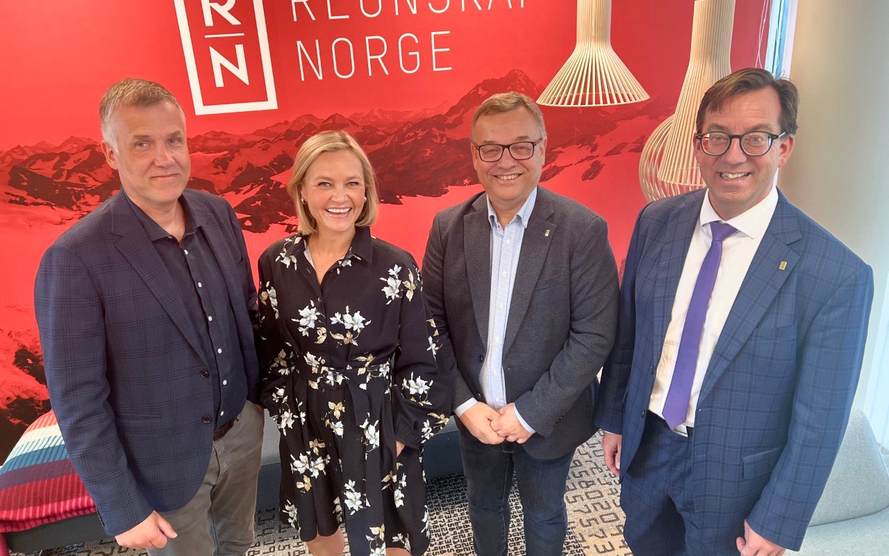 CEO Torill Standal Elisassen i Conta fikk innsiktsfull kunnskap om bransjen av Svein Austheim (t.v.), fagansvarlig for analyse, Hans Chr. Ellefsen, direktør teknologi, innovasjon og bærekraft, og Rune Aale-Hansen, adm. direktør i Regnskap Norge. Foto: Regnskap Norge