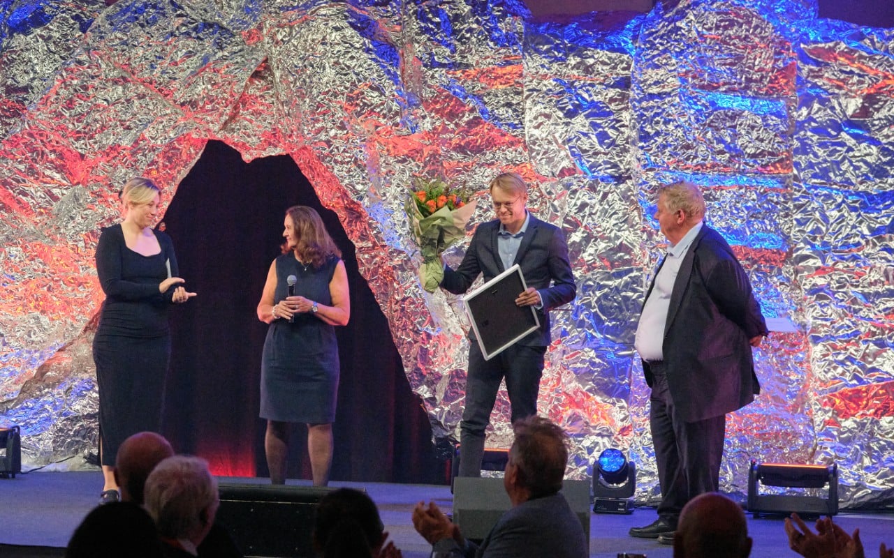 En glad prisvinner Mats William Lia med styreleder Harald F. Strandenæs (t.h.) i Regnskap Norge. Kveldens konferansier var komiker Maria Stavang (t.v.), her med Ragnhild Juvik, prosjektleder for Overskudd i Regnskap Norge. Foto: Regnskap Norge