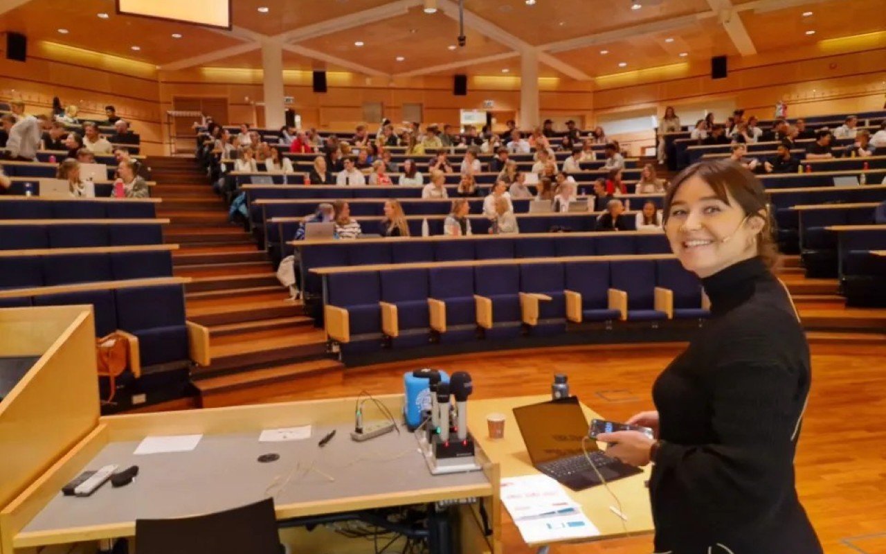 Maria Lindberg, rekrutteringsrådgiver i Regnskap Norge, fikk 130 nye medlemmer under besøket ved Handelshøyskolen i Tromsø. Foto: Regnskap Norge