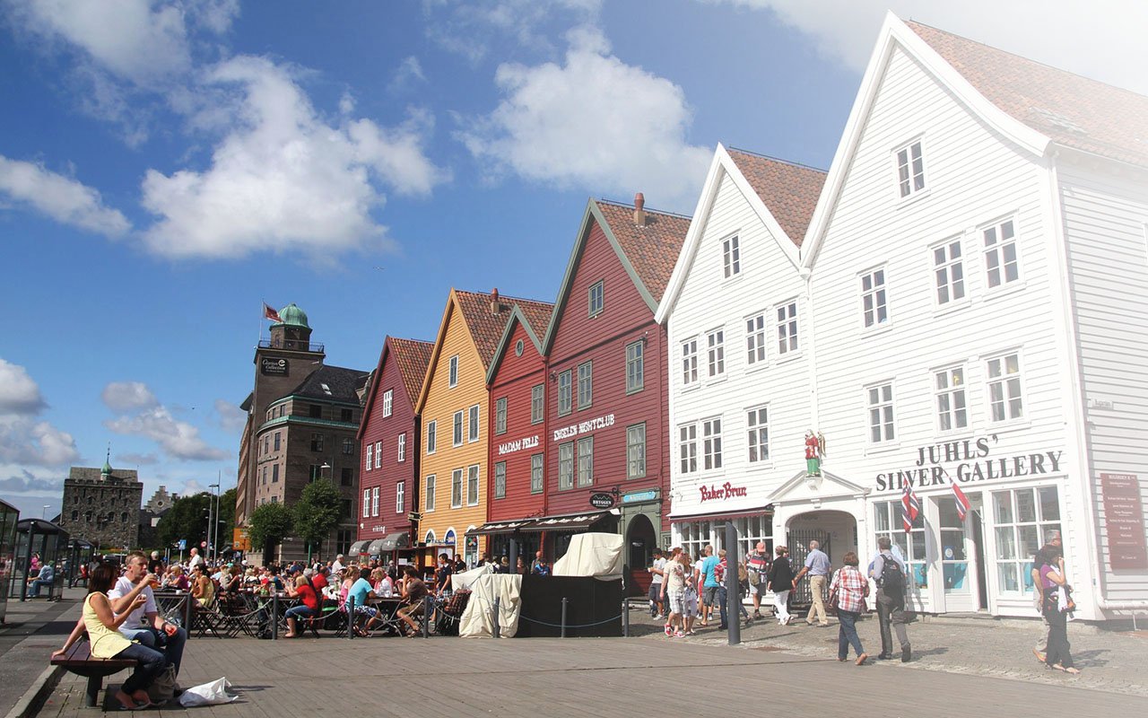 Hus på bryggen i Bergen, fylt med mennesker