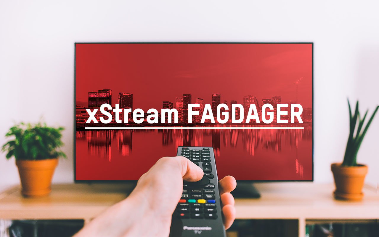 Tv og en hånd med fjernkontroll