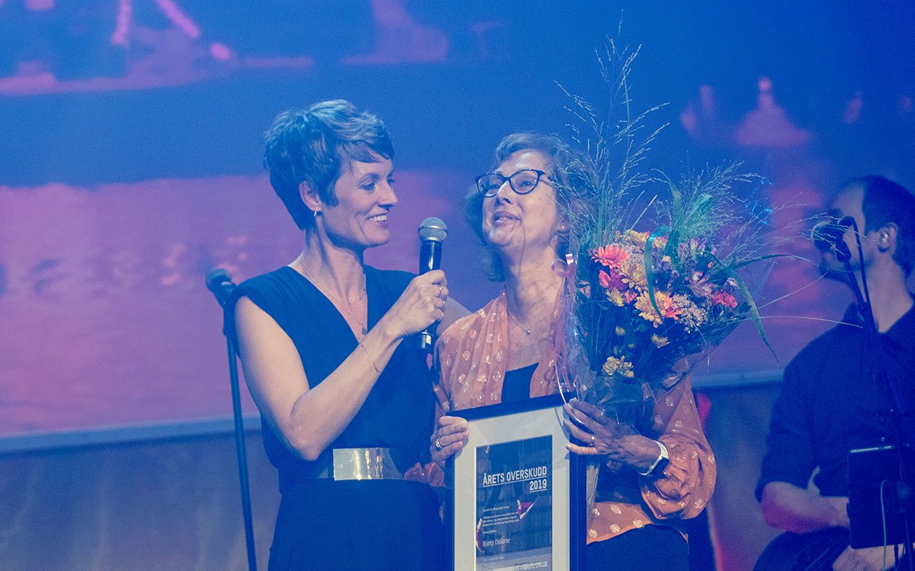 Bjørg Dalane var takknemlig, stolt og ydmyk da hun mottok prisen under festmiddagen på Overskudd 2019. Foto: Facefirst