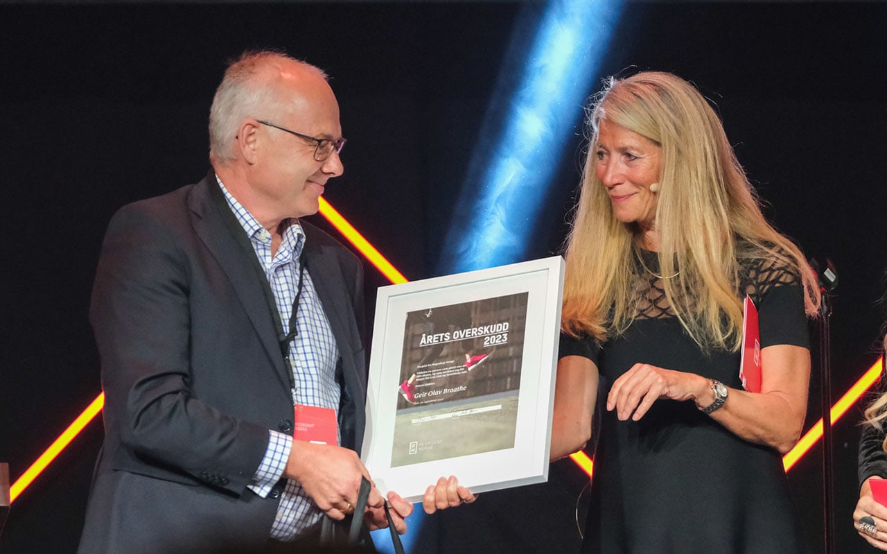 Geir Braathe vant prisen Årets Overskudd 2023. Her sammen med Ingebjørg Harto, styreleder i Regnskap Norge.