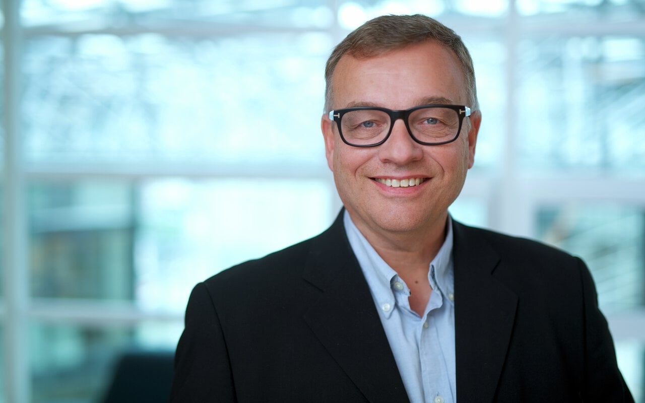 Hans Christian Ellefsen, direktør for teknologi, innovasjon og bærekraft, forteller at Regnskap Norge er tett på systemleverandørene på mange ulike arenaer. FOTO: CF-Wesenberg/kolonihaven.no