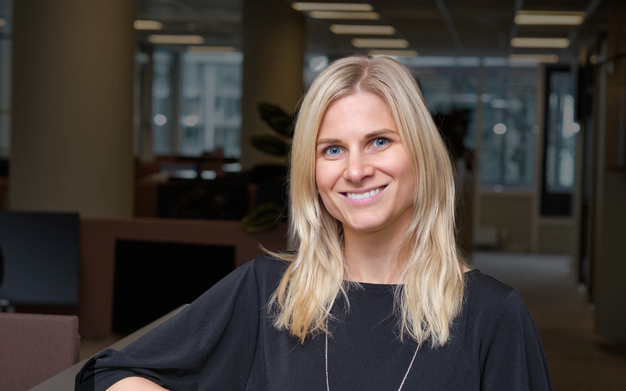 Også regnskapsførernes kunder, SMBene, vil måtte rapportere på bærekraft, sier Sara Wilsgaard, fagansvarlig bærekraft i Regnskap Norge. Foto: Regnskap Norge