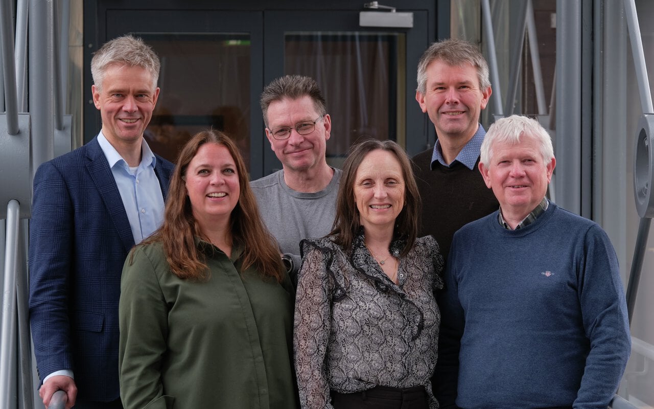 I Fagutvalget sitter Mona  Kristin Haagensen (t.v.), Hanne Opsahl (sekretær for utvalget fra Regnskap Norge), Karl-Asbjørn Kjennerud, Peer Veiby (bak f.v.), Sveinung Mo og Geir Høydalsvik. Foto: Regnskap Norge
