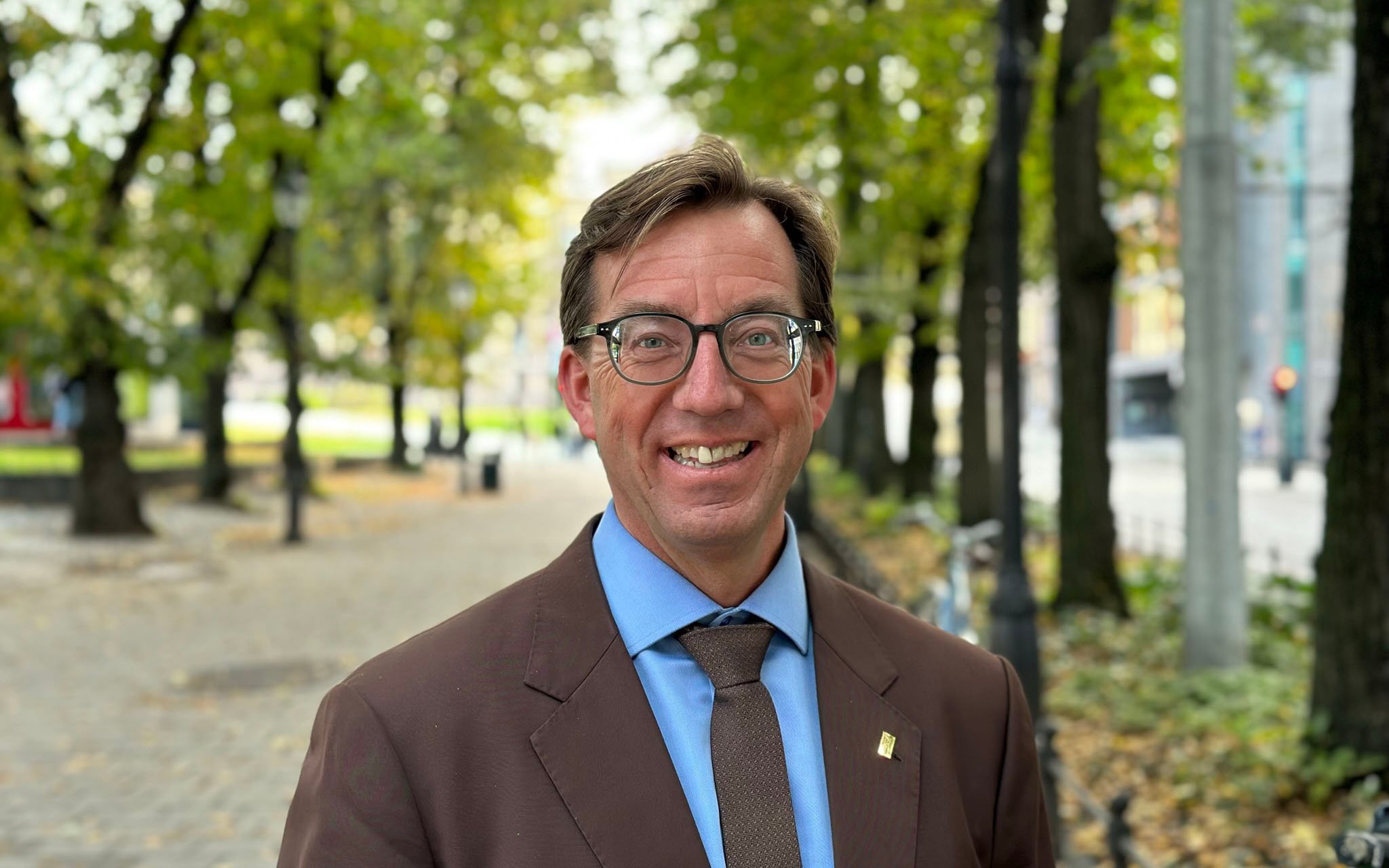 – Velkommen til generalforsamling, sier Rune Aale-Hansen som oppfordrer alle medlemmer til å melde seg på. Foto: Regnskap Norge
