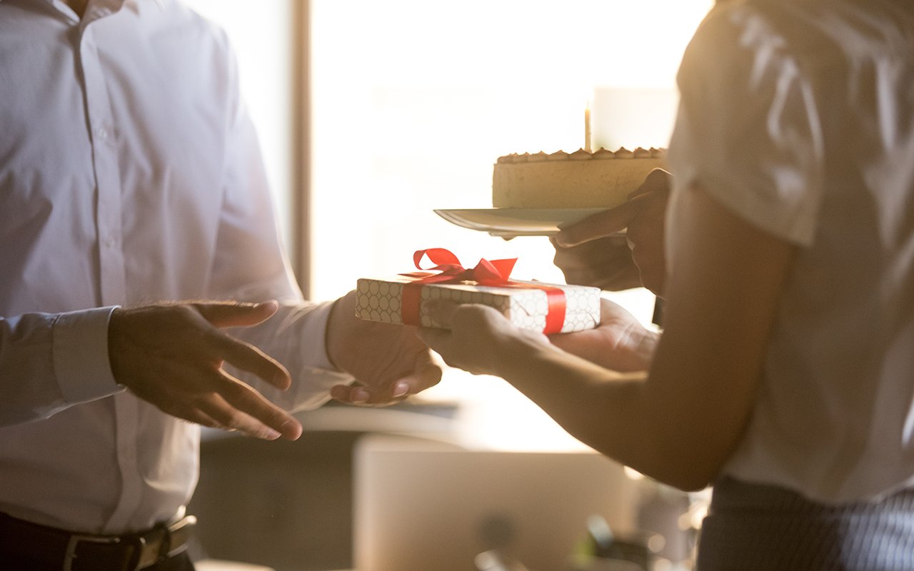 Når er gaver til ansatte skattefrie? Foto: Adobe Stock