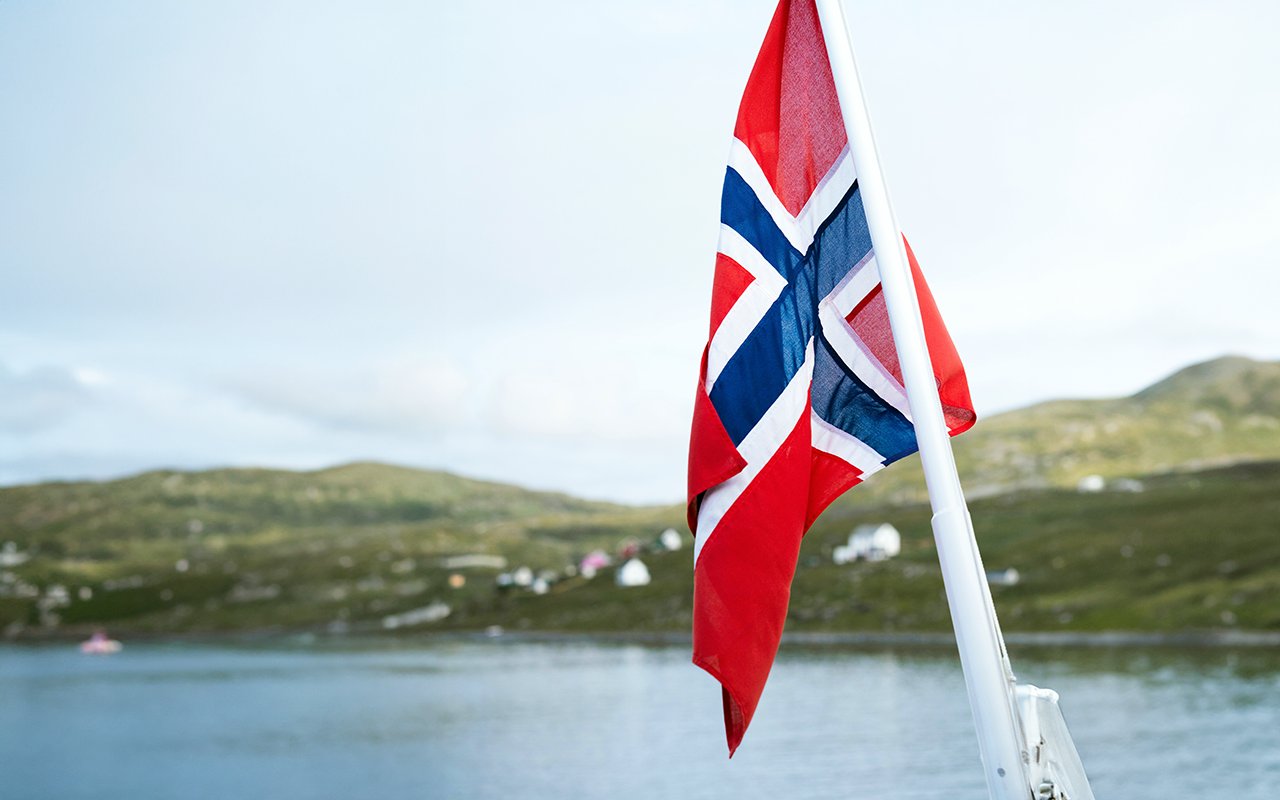 Hva er reglene for lønn 1. og 17. mai? Det får du svar på her! Foto: Till Daling, Pexels