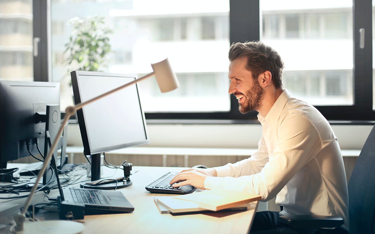 Nå må virksomheter sjekke at de har gitt riktige tilganger i Altinn. Foto: Andrea Piacquadio, Pexels