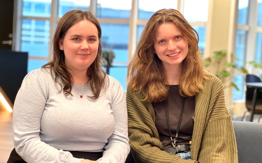 Etter fem uker tar vi med oss erfaring fra kursutvikling i praksis, sier Åsne og Emilie.Foto: Regnskap Norge