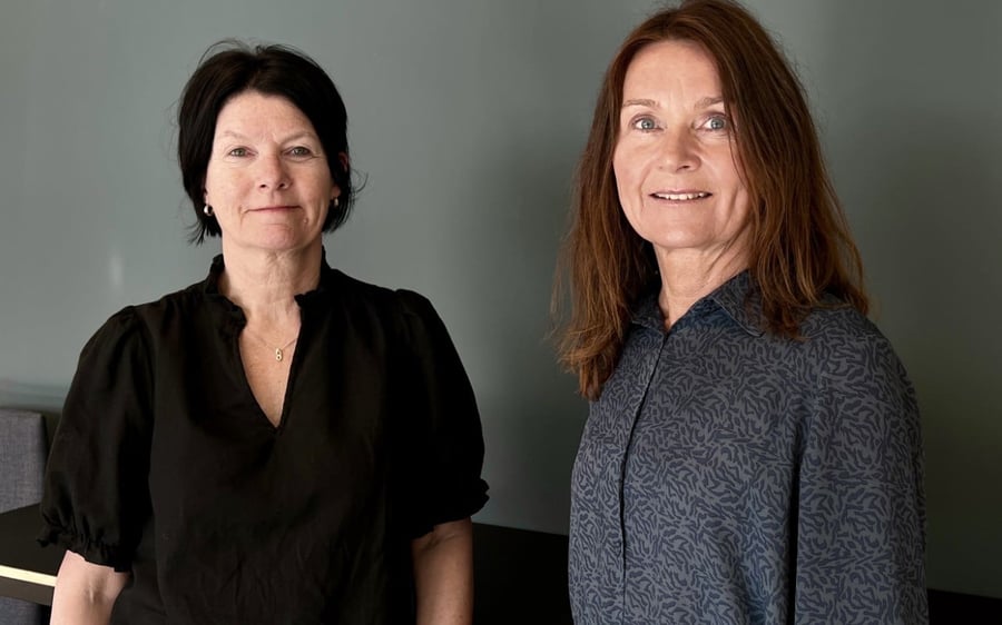 – Det var stor interesse rundt kvalitetskontrollen og hvordan vi vurder den, sier seniorrådgiverne Gry Anita Wangen og Kristin Stamoen i Regnskap Norge. Foto: Regnskap Norge
