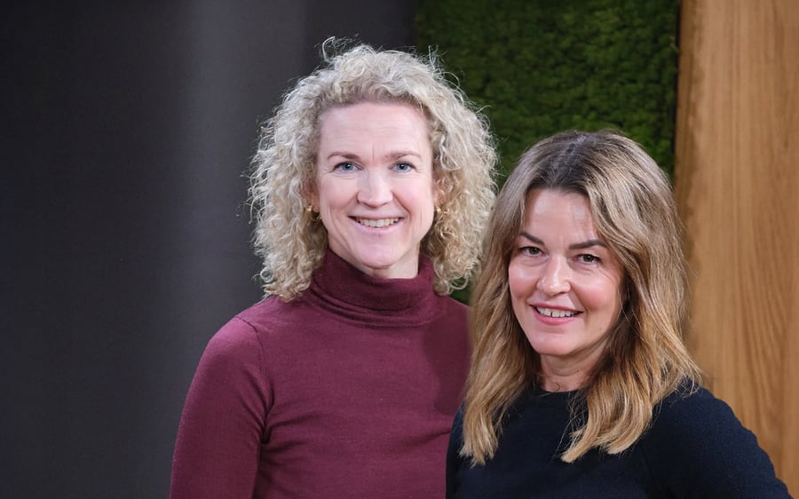 Synnøve Alfsen og Michaela Ström skal redde verden. Hør hvordan i fersk podcast-episode. Foto: Regnskap Norge