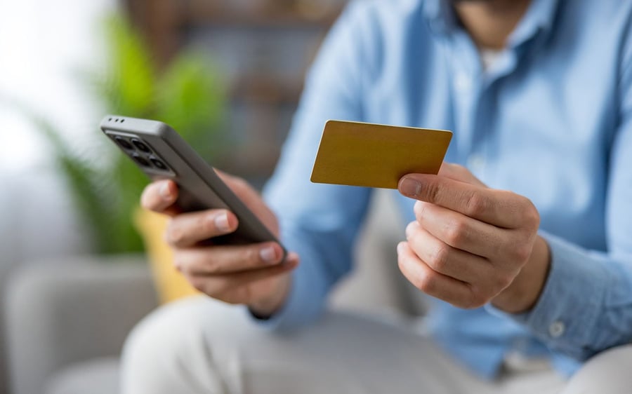 Nå får multinasjonale foretak utvidet plikt. Se hva som endres når mva-reglene for fjerneleverbare tjenster endres her. Foto: Liubomir, AdobeStock