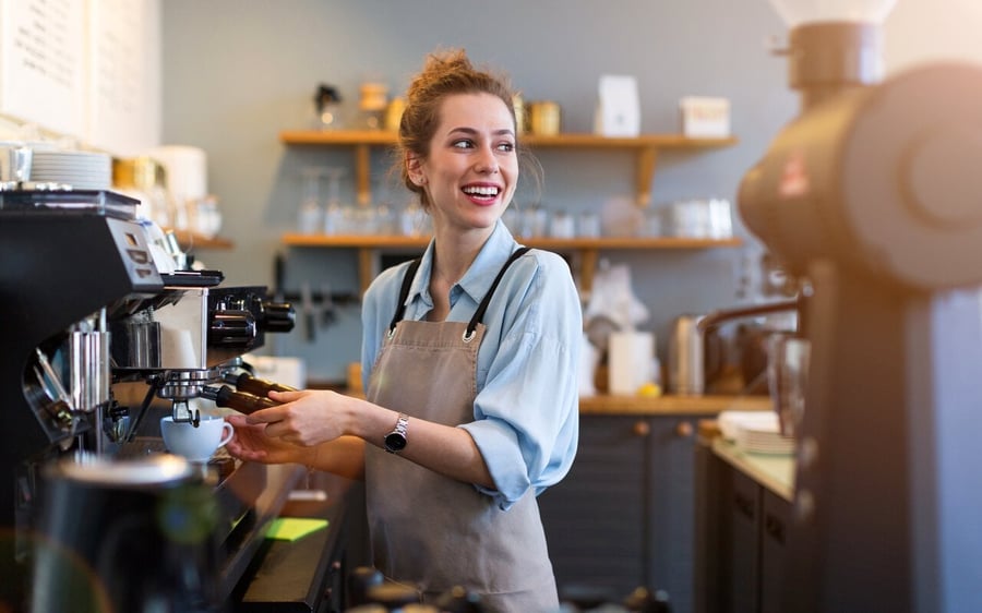 Nå er snart sommeren over. Da er det viktig at arbeidsgiver avslutter alle oppgaver i forbindelse med sommervikarene. Foto: pikselstock, Adobe Stock