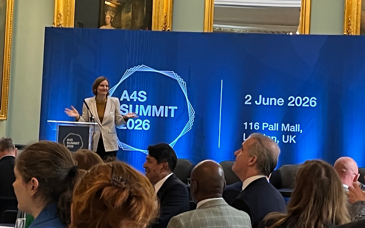 Sara Wilsgaard, fagansvarlig for bærekraft, og Hans Christian Ellefsen, direktør for teknologi, innovasjon og bærekraft deltok nylig på A4S Summit 2026 i London. Foto: Sara Wilsgaard