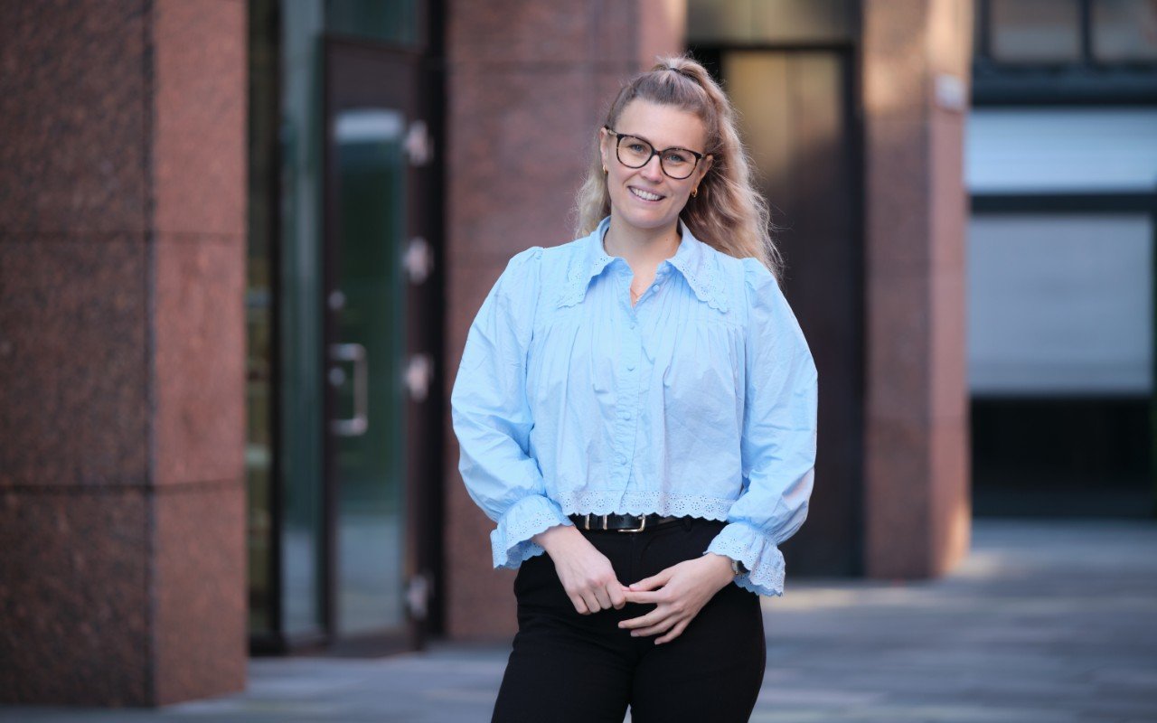 – Nyhetsbrevene er viktige. I en hektisk hverdag er konkrete nyheter hver uke viktig for å holde overblikket, forteller Annicken Englund. Foto: Regnskap Norge