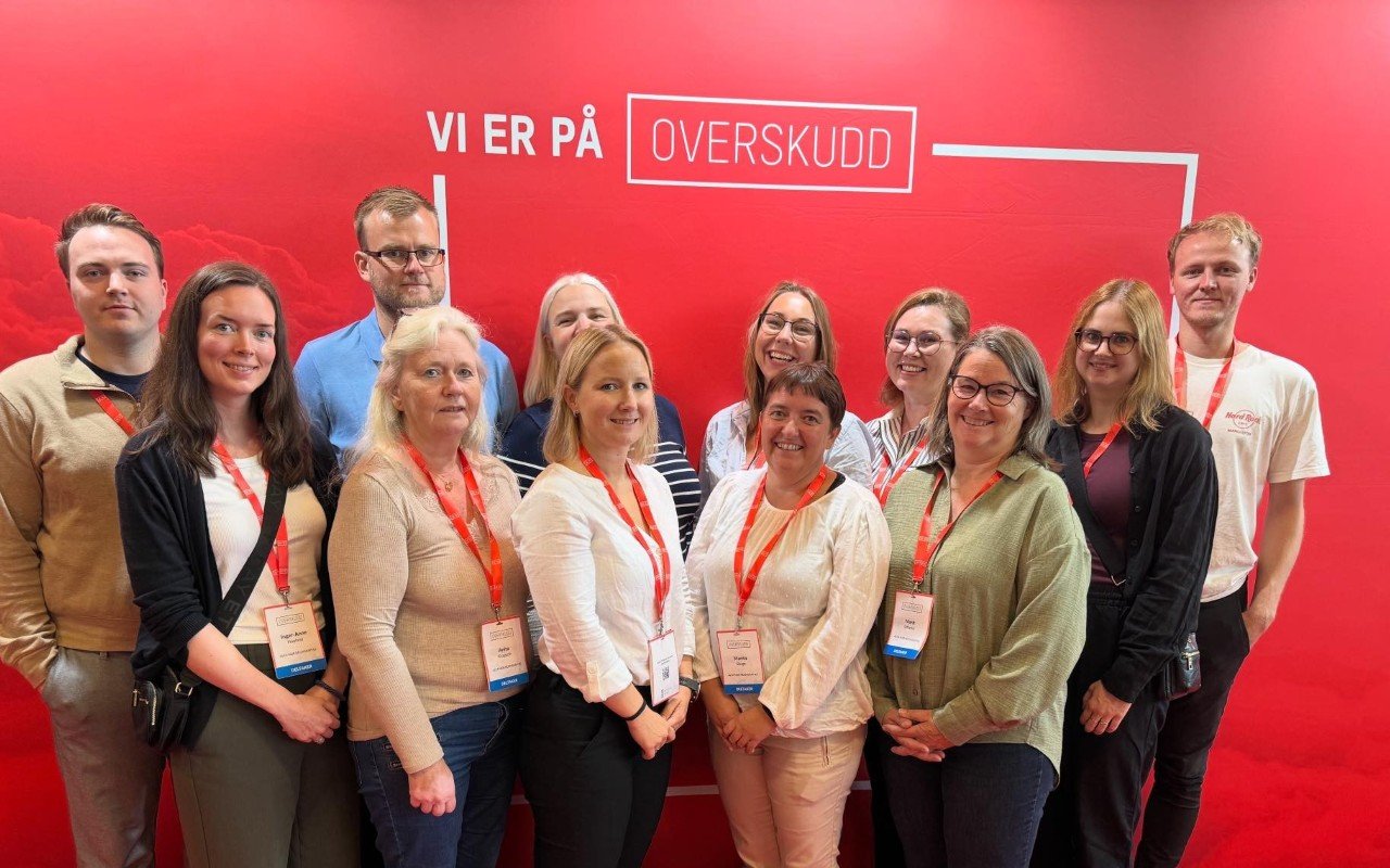 Michelle Bruvoll (i midten første rekke) tar med seg alle sine kolleger i Alfa Nor Regnskap på Overskudd.