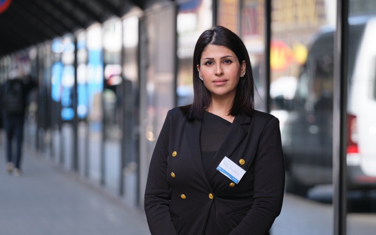 – Hjelper det å se trist ut? Håper det! sier Sally Hussein som understreker at hun tar det hele med godt humør, selv om bildet sier noe annet! Foto: Regnskap Norge