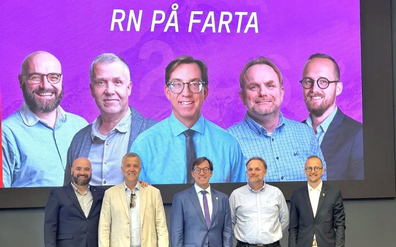 Fem vise menn: Morten Malhotra-Gunro (t.v.), Svein Austheim, Rune Aale-Hansen, Fred J. Ødegård og Audun Slettemark Tenden er fagekspertisen i Regnskap Norge som har fartet rundt. Foto: Regnskap Norge