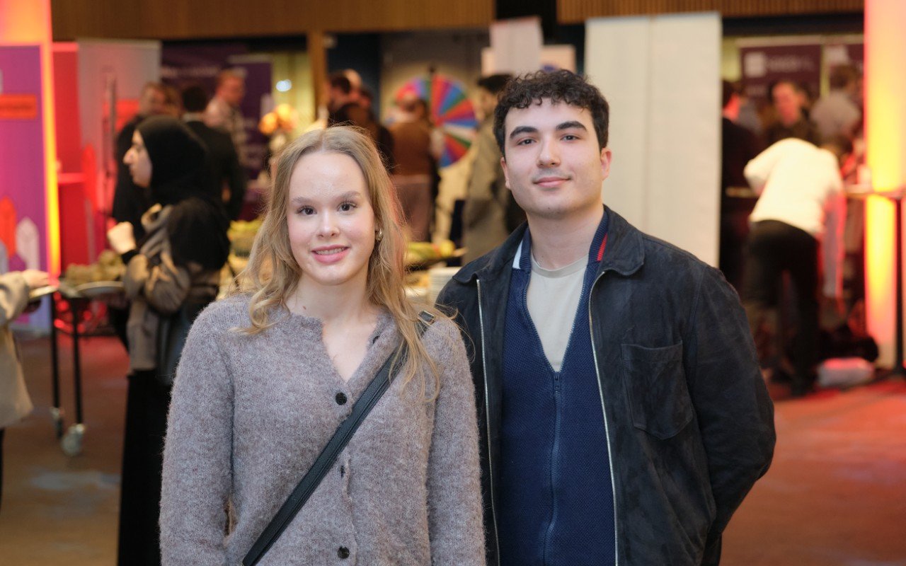 – Mye mer hyggelig å møte mennesker enn å se på hjemmesidene til foretakene, sier Amanda Tonstad (20) og Cristian Stancu. Foto: Regnskap Norge