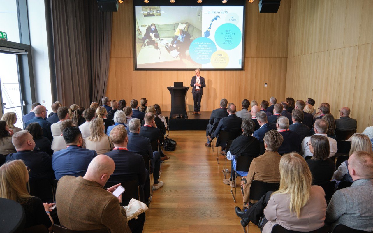 Andreas Vik, konsernsjef i Aider, er tydelig på at KI aldri vil trumfe menneskets betydning i regnskapsbransjen. Foto: Regnskap Norge