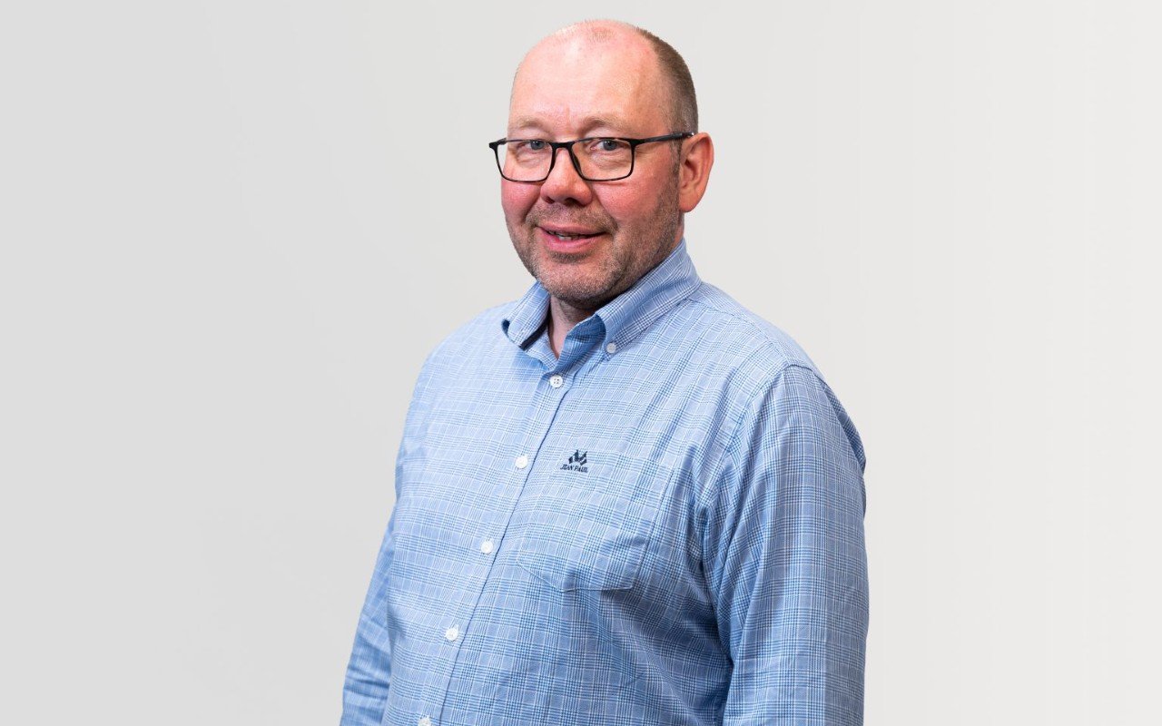 – Vi er et fremoverlent regnskapskontor. Ingen av oss har skylapper for fremtiden, sier Hroar. Foto: Regnskap og rådgivning Alta AS