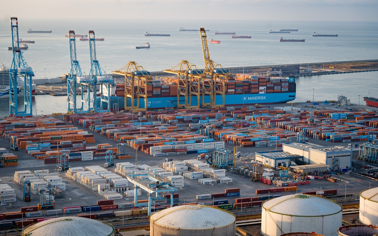 Tollavgift påløper som hovedregel når en vare importeres og tolldeklareres for overgang til fri disponering (ordinær fortolling). Tidspunktet for tolldeklareringen er avgjørende for hvilke regler og satser som kommer til anvendelse. Foto: AdobeStock