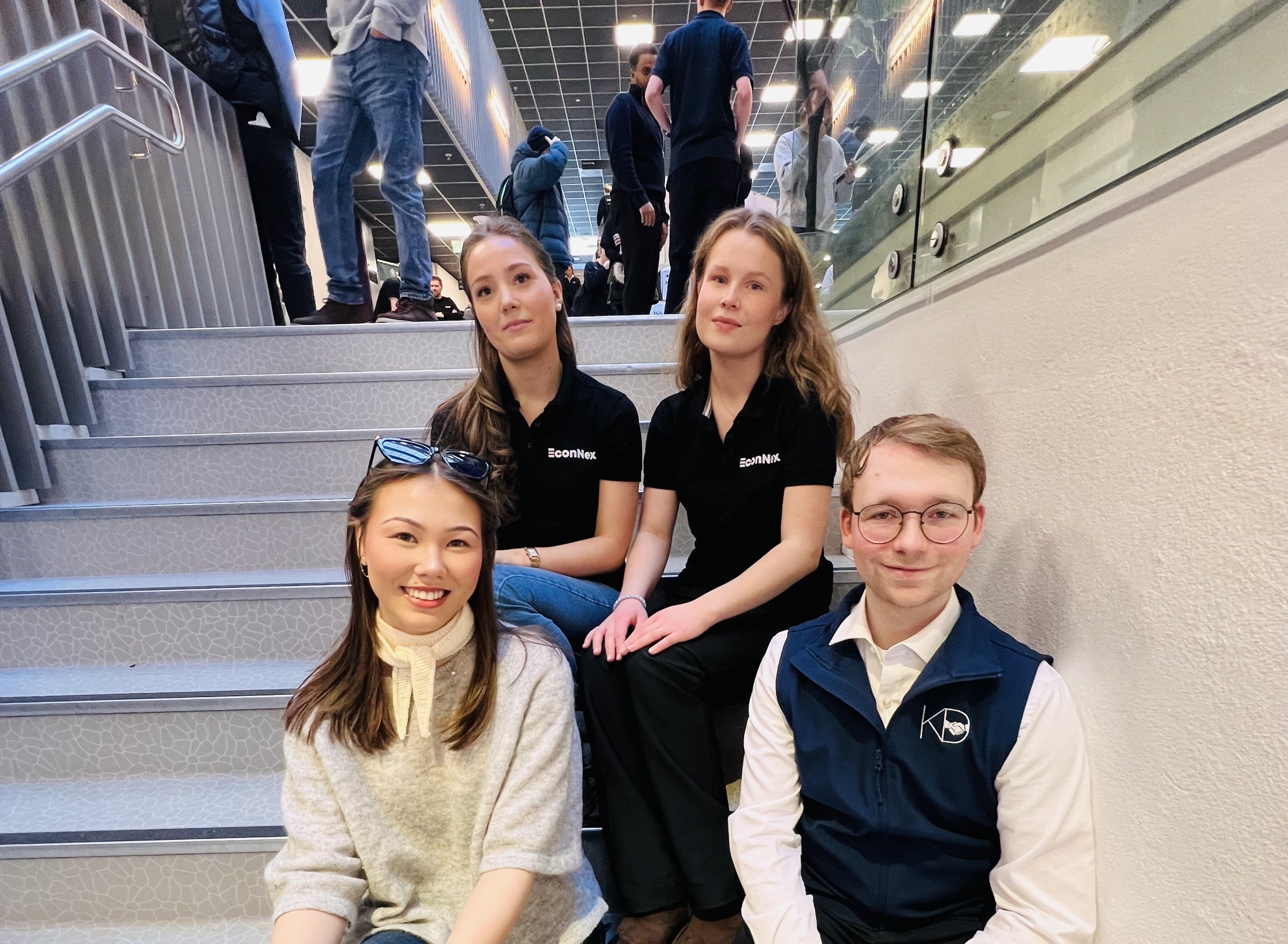 –  Vi er enige om at tall er gøy og at regnskap viktig, sier Emma Madsen (foran t.v.), John Christian Fredriksen, Helene Fagerberg (bak t.v.) og Selma Lysvoll. Foto: Regnskap Norge