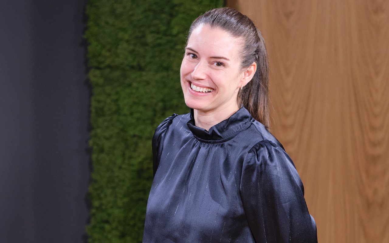 Ukes gjest i Regnskap Norge-podden, Ann-Mari Rovik,  er ny i bransjen. Siden september i fjor har hun vært administrerende direktør i SpareBank 1 Økonomipartner Nordmøre. Foto: Regnskap Norge