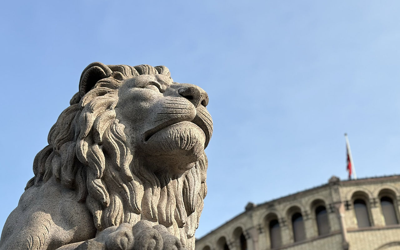 Løven foran Stortinget